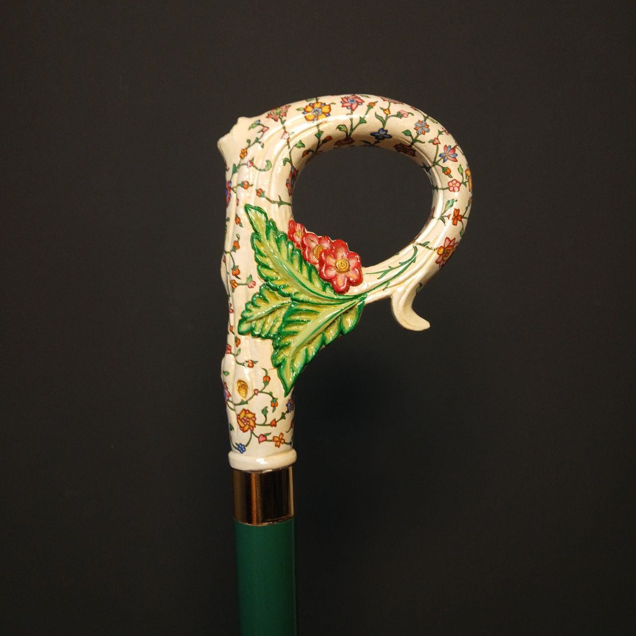 تصویر کامل عصا مدل گلستان با بدنه سبز منبت‌کاری شده