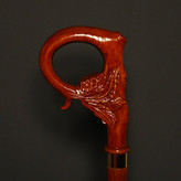 کلوز آپ دسته منبت کاری شده عصا مدل ارغوان با پرداخت براق و حلقه طلایی