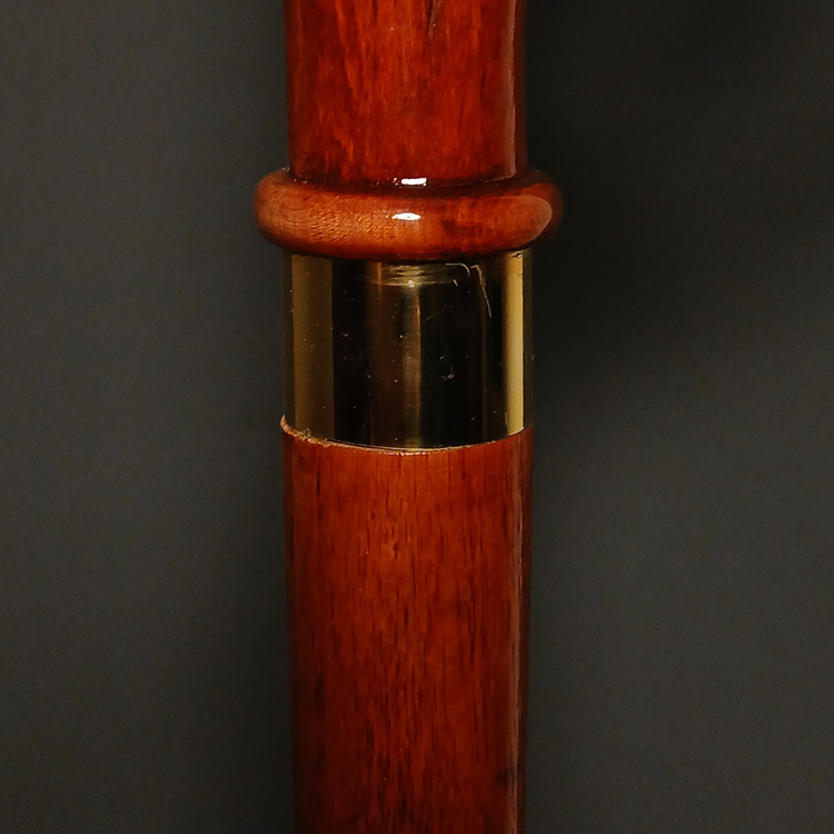 خرید آنلاین عصا ارغوان؛ بدنه چوبی قهوهای ارغوانی براق با نقوش منبت