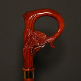 جزییات گل و برگ منبت روی دسته عصای دست ساز ارغوان