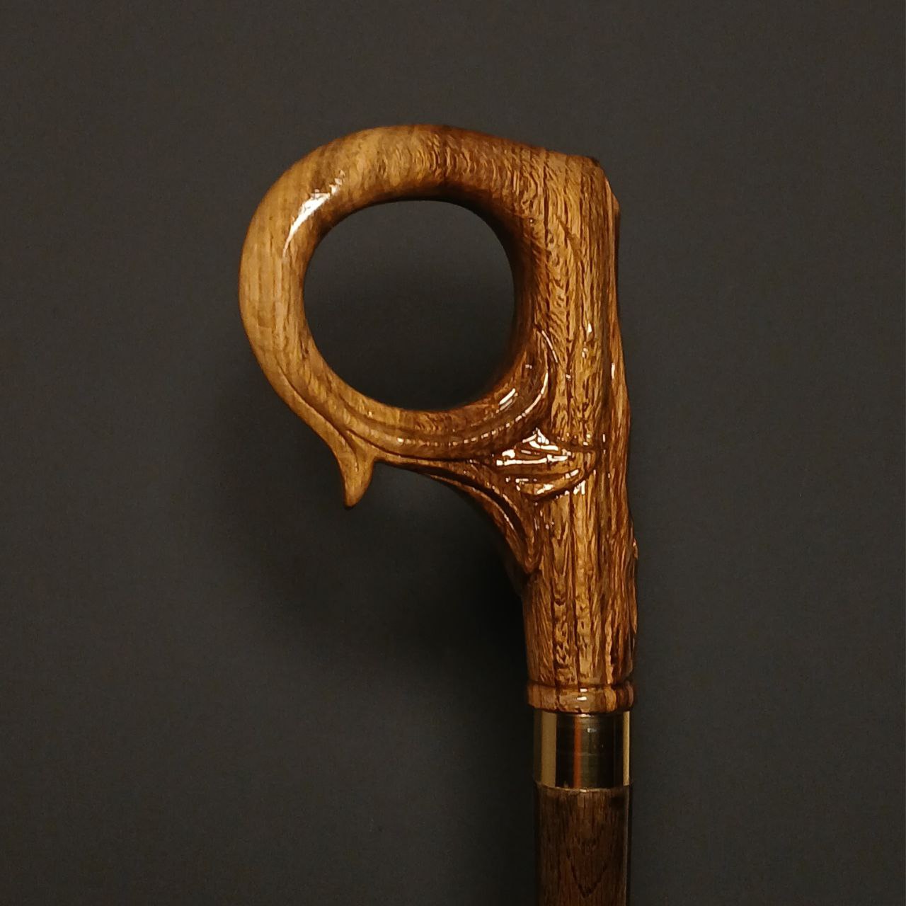 عصا مدل بلوط روی پس‌ زمینه تیره؛ ترکیب قهوه‌ ای بلوطی با اکسنت طلایی