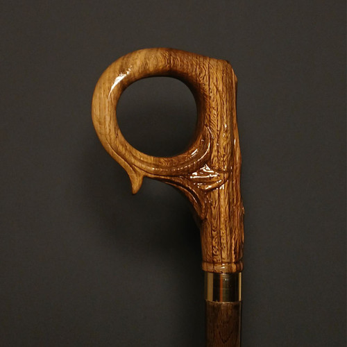 عصا مدل بلوط روی پس زمینه تیره؛ ترکیب قهوه ای بلوطی با اکسنت طلایی