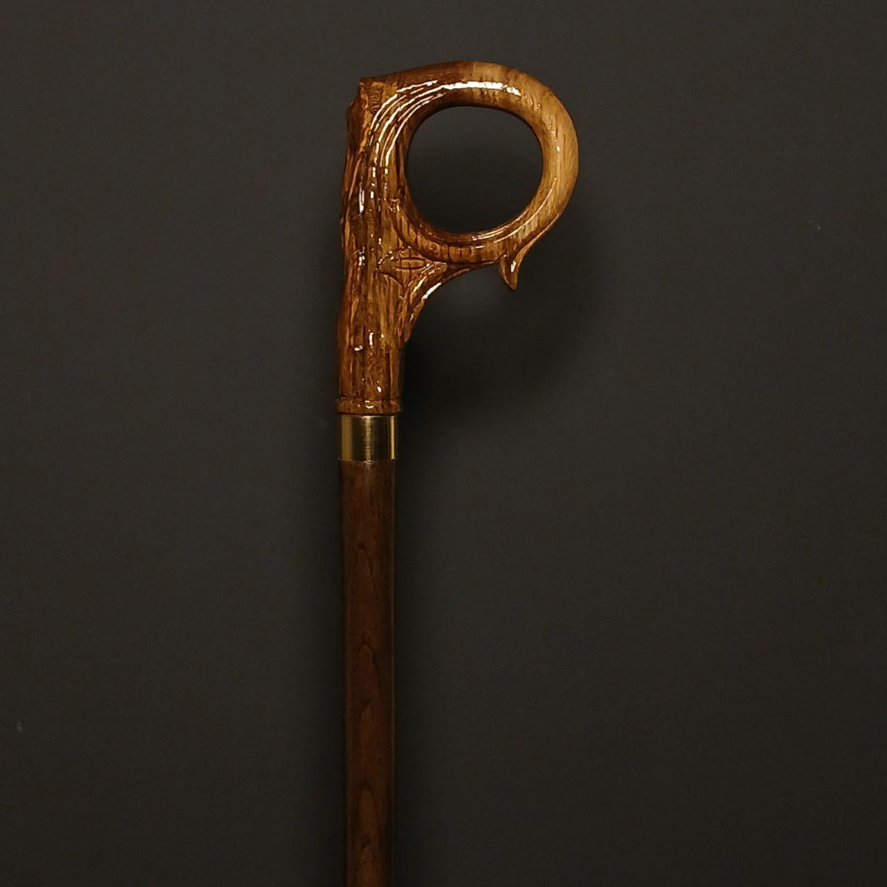 دسته حلقه‌ ای عصا مدل بلوط؛ بافت طبیعی چوب و نقش‌ مایه‌های دست‌ تراش