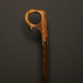 نمای جانبی عصا مدل بلوط؛ پیوند دستهی منبت با بدنهی بلوطیِ تیره تر