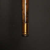 جزئیات حلقه فلزیِ لعاب طلایی میان دسته و بدنه در عصا مدل بلوط