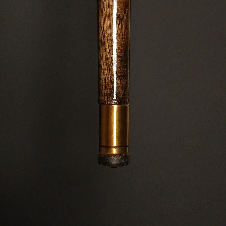 جزئیات حلقه فلزیِ لعاب طلایی میان دسته و بدنه در عصا مدل بلوط