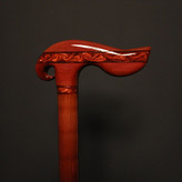 عصا مدل آذرین با دسته ترکیبی رزین قرمز یاقوتی و چوب راش، رینگ رزین قرمز و بدنه ماهگونی براق