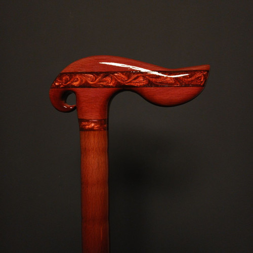 عصا مدل آذرین با دسته ترکیبی رزین قرمز یاقوتی و چوب راش، رینگ رزین قرمز و بدنه ماهگونی براق