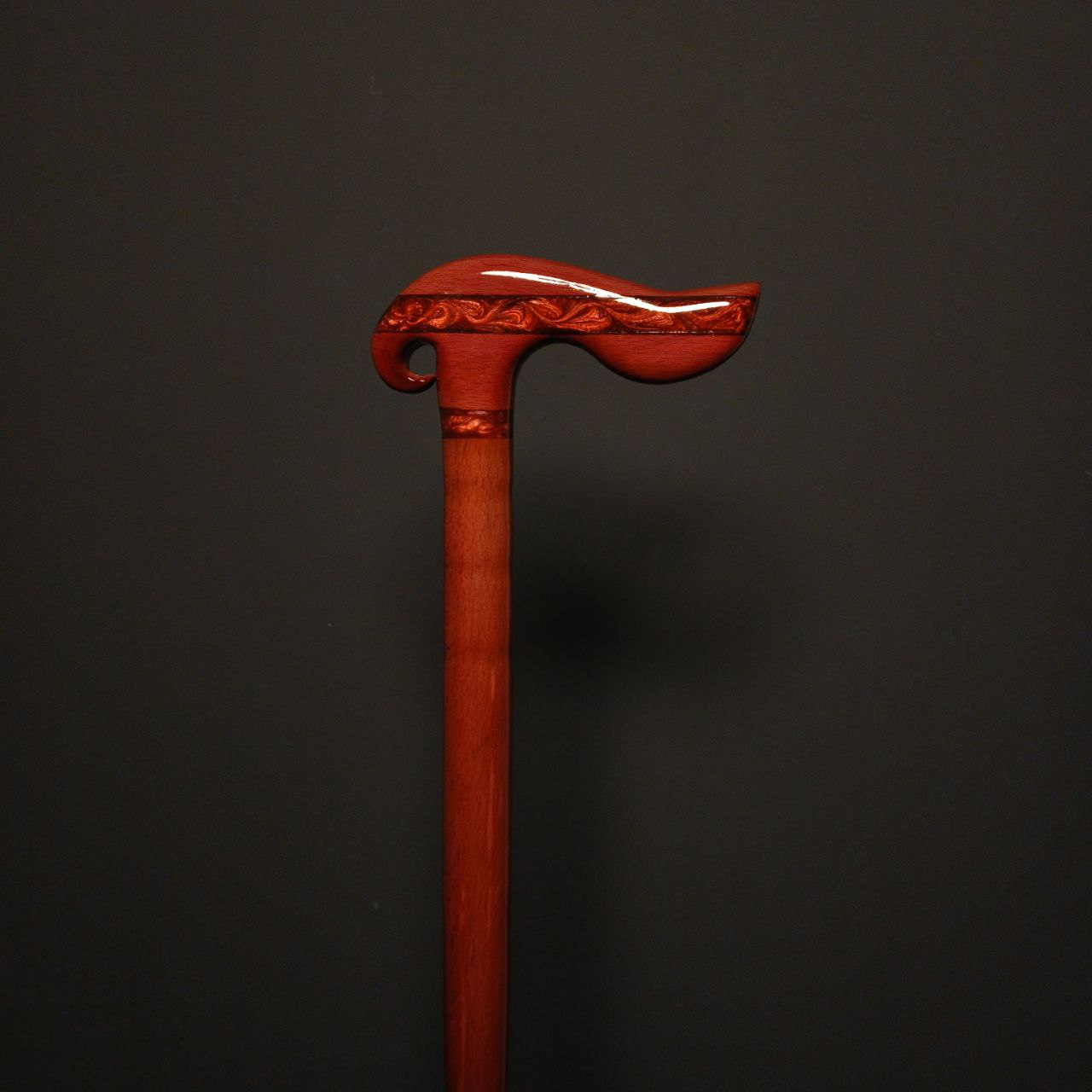 کلوزآپ رینگ رزین قرمز براق و انتقال نرم رنگ از دسته به بدنه چوب راش در عصا آذرین