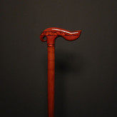 کلوزآپ رینگ رزین قرمز براق و انتقال نرم رنگ از دسته به بدنه چوب راش در عصا آذرین