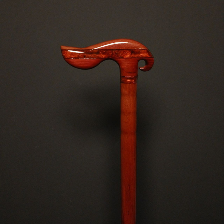 نمای جانبی دسته ارگونومیک آذرین؛ رزین طرحدار قرمز کنار راش با پرداخت شفاف