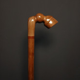 کلوزآپ دسته پیکری شبیه سم اسب، پرداخت براق و رگههای طبیعی چوب گردوی گیلان.