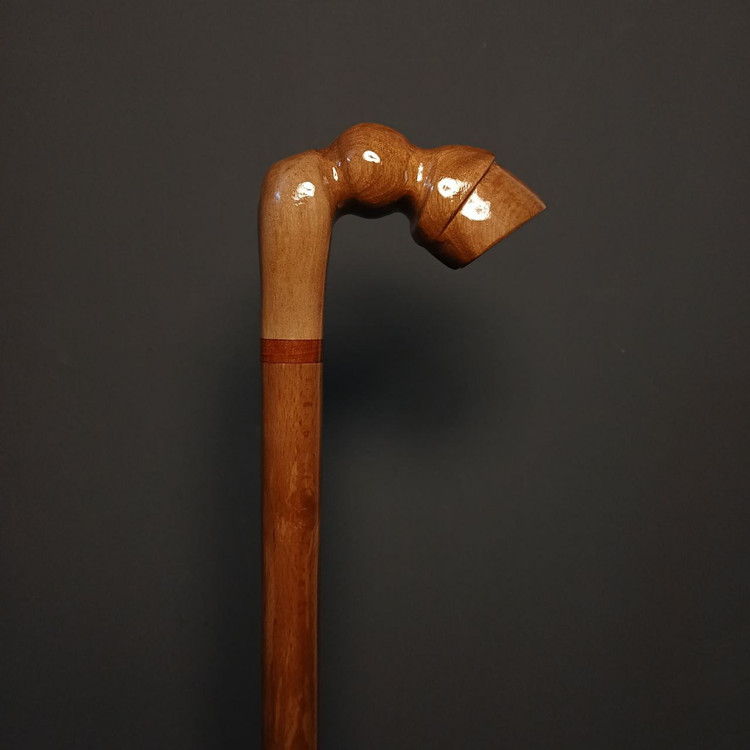 کلوزآپ دسته پیکری شبیه سم اسب، پرداخت براق و رگههای طبیعی چوب گردوی گیلان.