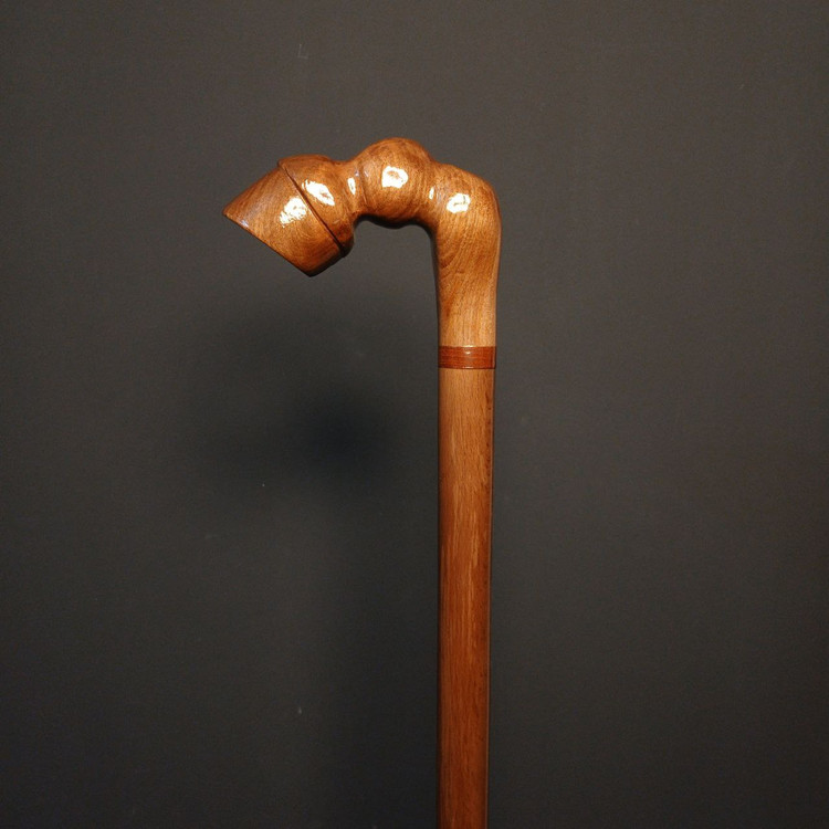 نمای جانبی از بدنه راش قهوهای و حلقه تزئینی چوب کاج که تضاد رنگی ملایمی ایجاد کرده است.