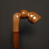 نمای کامل عصای دستساز «طرح سم اسب» با بدنه قهوهای و دسته پیکری از چوب گردو.