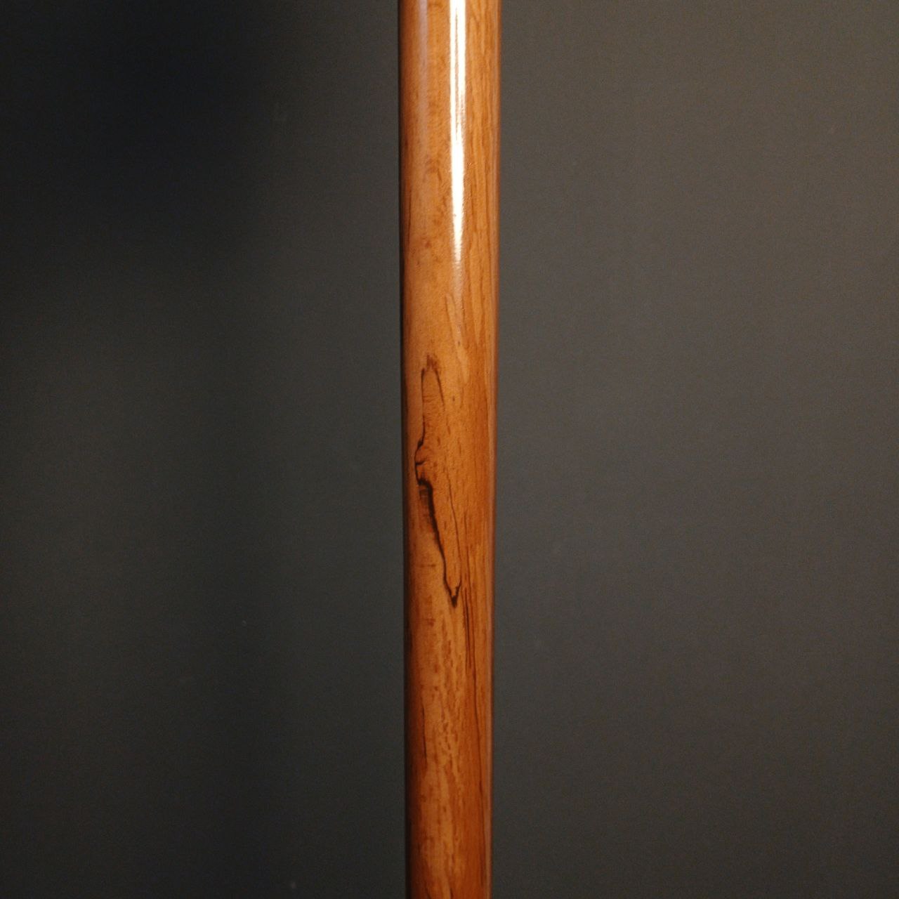 نمای نزدیک از پایان بدنه و بافت چوب راش؛ مناسب برای نمایش کیفیت ساخت و پرداخت.