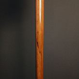 نمای نزدیک از پایان بدنه و بافت چوب راش؛ مناسب برای نمایش کیفیت ساخت و پرداخت.