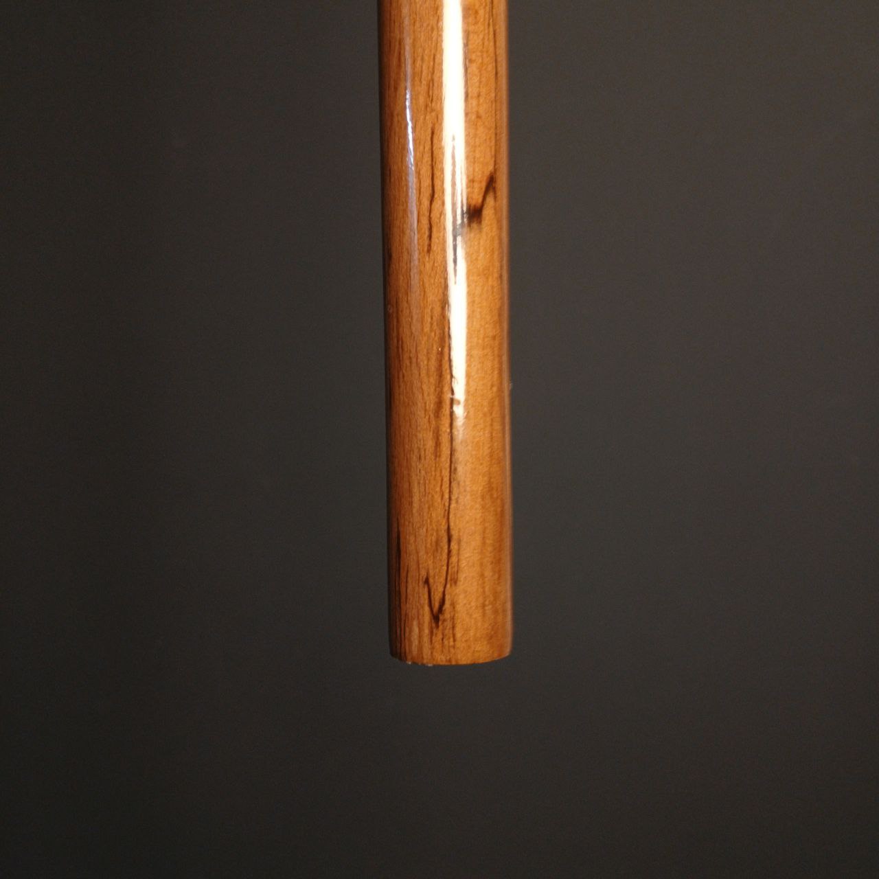 تصویر زاویه‌دار از عصا که تعادل فرم و طراحی پیکری را نشان می‌دهد.