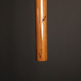 تصویر زاویهدار از عصا که تعادل فرم و طراحی پیکری را نشان میدهد.