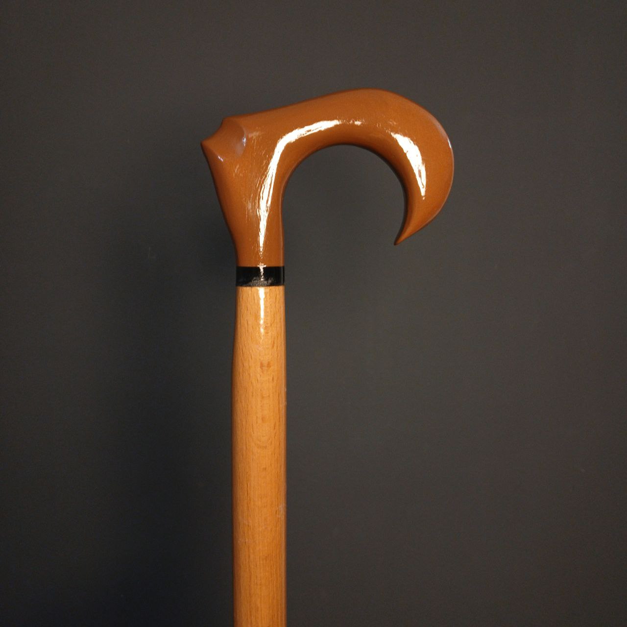 نمای تمام‌قد عصا دیبا — بدنهٔ راش گرجستان رنگ قهوه‌ای عسلی و دستهٔ ارگونومیک؛ طول ۹۳ سانتی‌متر