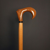 نمای تمامقد عصا دیبا — بدنهٔ راش گرجستان رنگ قهوهای عسلی و دستهٔ ارگونومیک؛ طول ۹۳ سانتیمتر