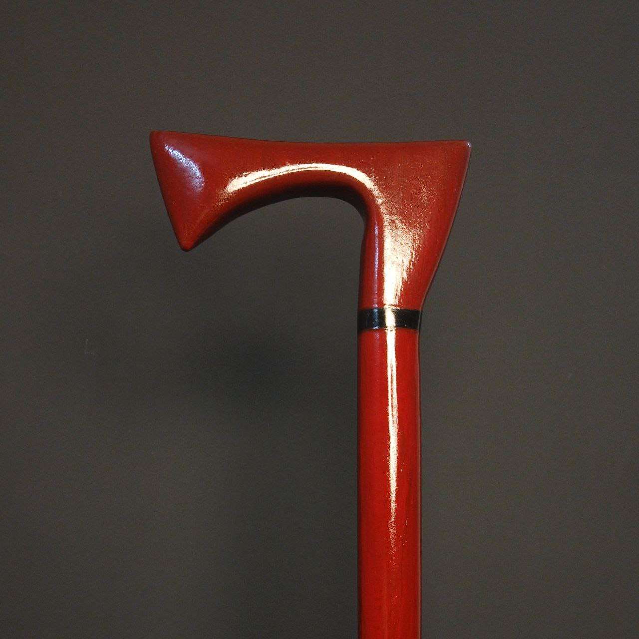 «عصای دست‌ساز مدل طرح تبر — بدنهٔ راش با رنگ لاک قرمز گیلاسی و دستهٔ منبت‌شده گردوی گیلان.»