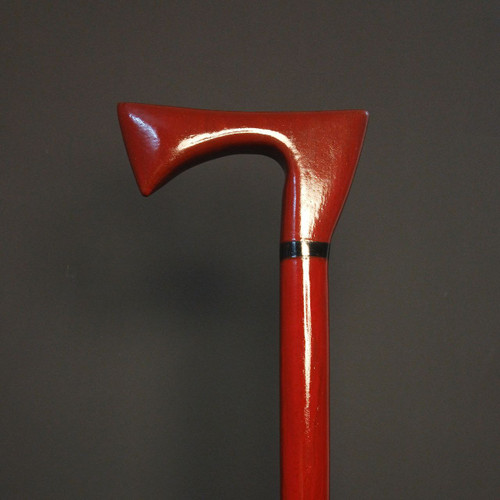 «عصای دستساز مدل طرح تبر — بدنهٔ راش با رنگ لاک قرمز گیلاسی و دستهٔ منبتشده گردوی گیلان.»