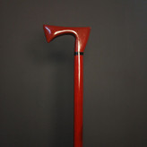 جزئیات دستهٔ پیکری از چوب گردوی گیلان با پرداخت براق و فرم الهامگرفته از تبر — منبت و ارگونومی.»