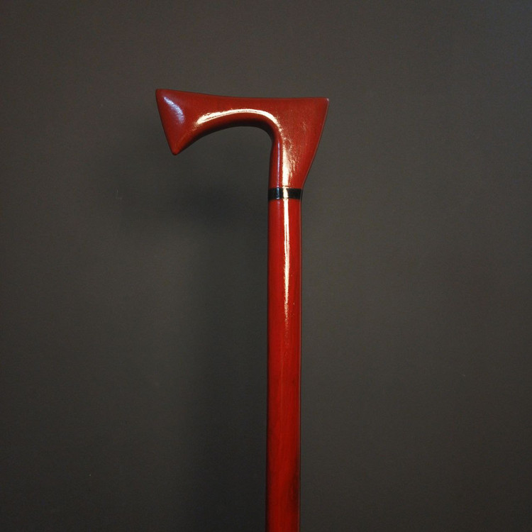 جزئیات دستهٔ پیکری از چوب گردوی گیلان با پرداخت براق و فرم الهامگرفته از تبر — منبت و ارگونومی.»