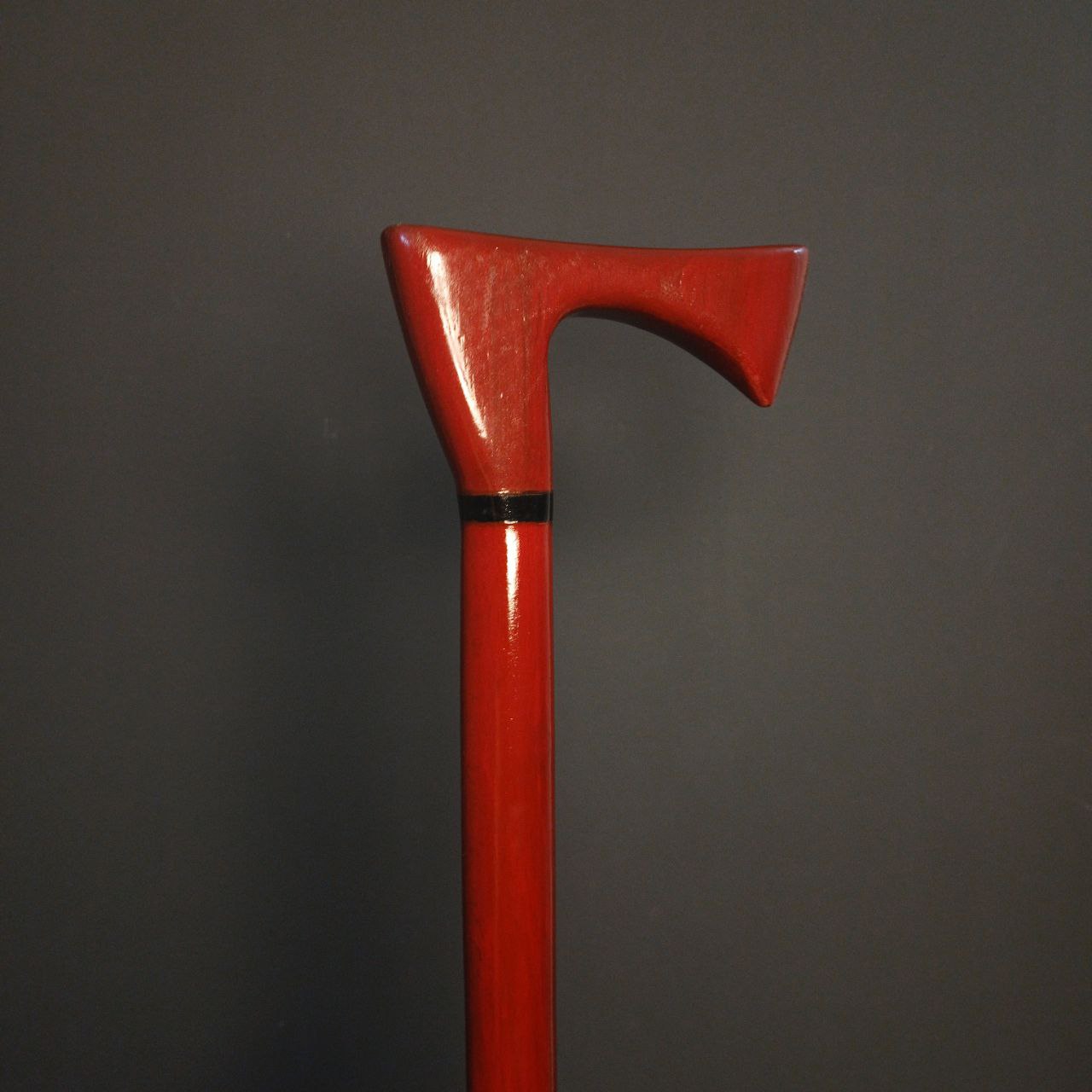 «حلقهٔ تزئینی چوب کاج کانادا در نقطهٔ اتصال دسته و بدنه، کنتراست و تقویت ساختار.»