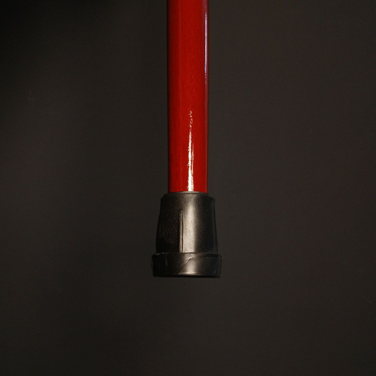 «بافت رگه‌دار چوب راش گرجستان با پوشش لاک قرمز گیلاسی — پرداخت شفاف و براق.»