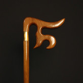 نمای نزدیک دسته؛ منبت نام «علی» روی چوب گردوی گیلان، پرداخت جلا و پتینهٔ طلایی