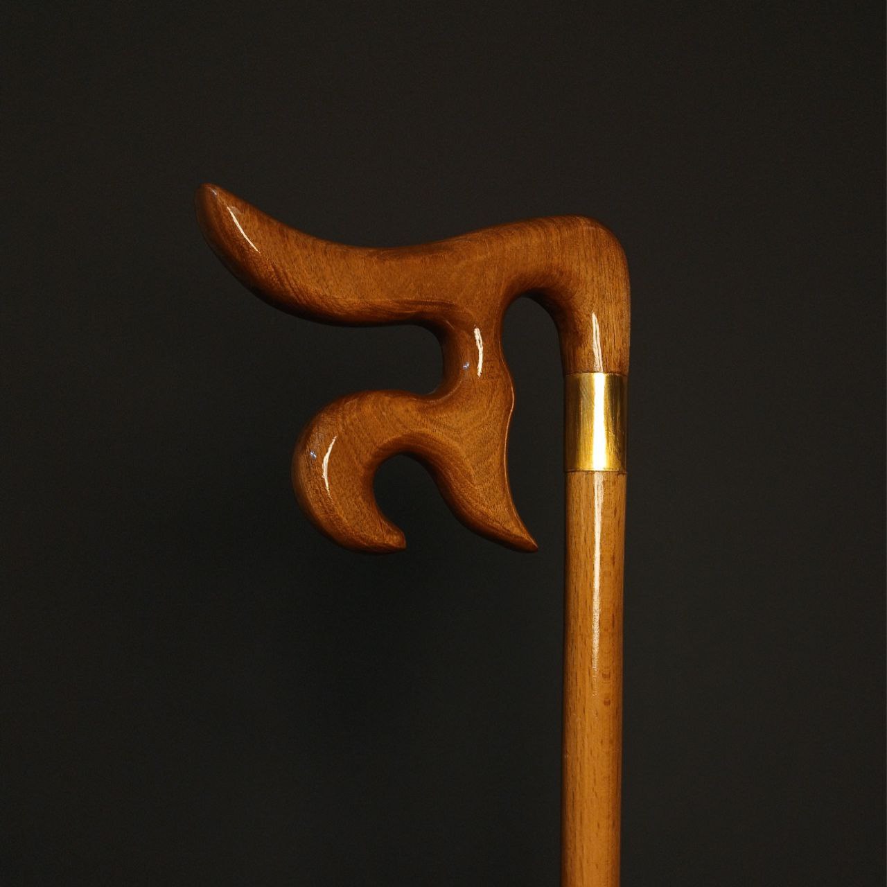 اتصال دسته و بدنه؛ حلقهٔ برنجی و ریزجزئیات، نشان‌ دهندهٔ استحکام و پرداخت نهایی