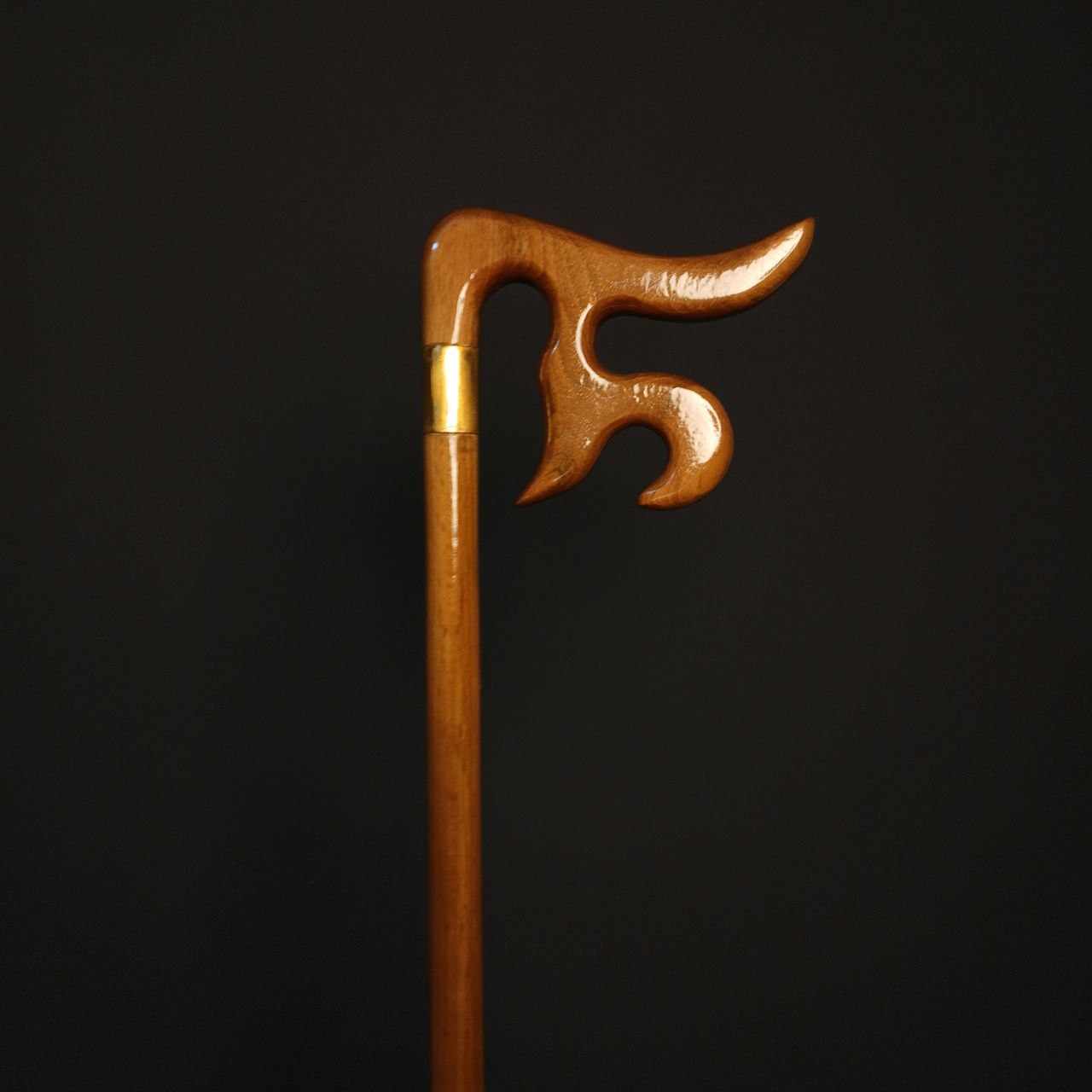 نمای کامل از پایین تا بالا؛ بدنهٔ راش با رنگ قهوه‌ای تیره و جلوهٔ نیمه‌براق، مناسب استفاده و کلکسیون