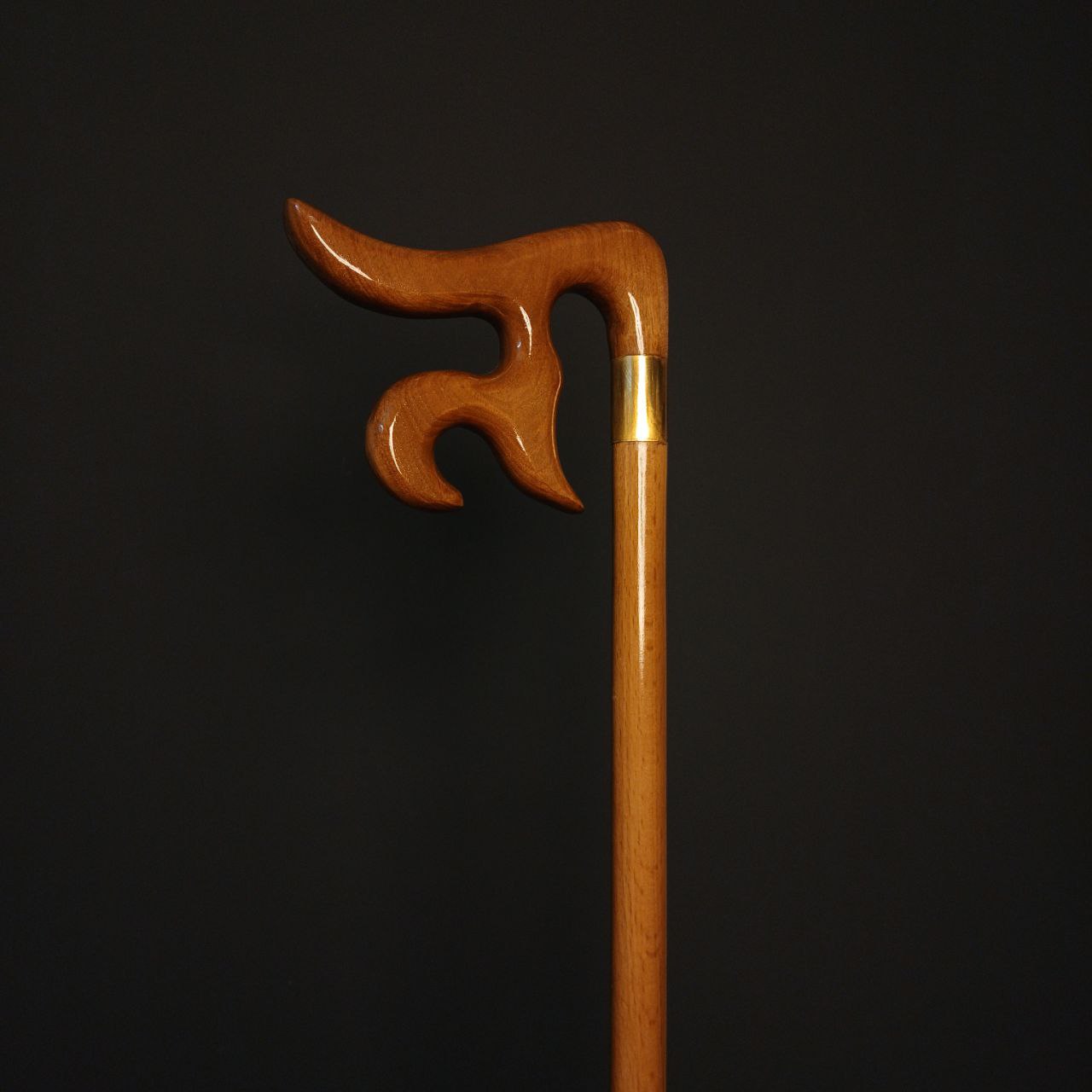 نمای کلی عصای دست‌ساز حضرت علی (ع) ؛ دستهٔ از چوب گردو، حلقهٔ برنجی و بدنهٔ راش نسخه رنگ‌ جدید