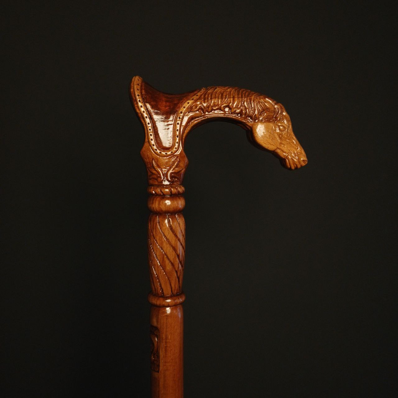 جزئیات منبت‌کاری و رگه‌های چوب راش روی دسته عصا رخش — هنر دست‌ساز ایرانی.