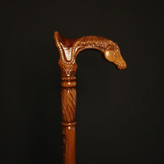 جزئیات منبتکاری و رگههای چوب راش روی دسته عصا رخش — هنر دستساز ایرانی.