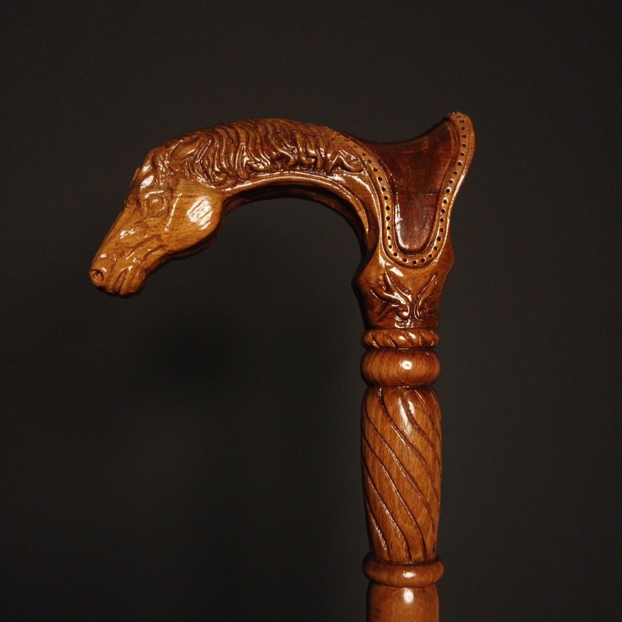 نمای تمام قد عصا مدل رخش — بدنه یکپارچه از چوب راش گرجستان با پرداخت براق و منبت دسته