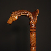 نمای تمام قد عصا مدل رخش — بدنه یکپارچه از چوب راش گرجستان با پرداخت براق و منبت دسته