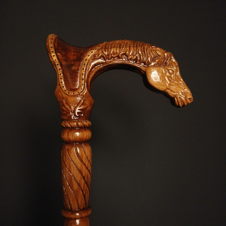 عکس نزدیک از دستهی منبتکاریشده عصا مدل رخش — سر اسب منبتشده روی چوب راش، پرداخت کهربایی براق.