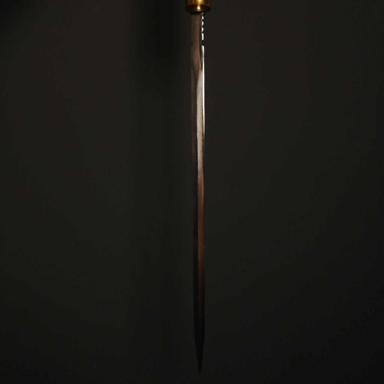 بدنهٔ عصا شمشیر دار مدل سام با رنگ کهربایی و رگه‌های طبیعی راش — ساخت دست‌ ساز و پوشش محافظ