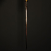 بدنهٔ عصا شمشیر دار مدل سام با رنگ کهربایی و رگههای طبیعی راش — ساخت دست ساز و پوشش محافظ