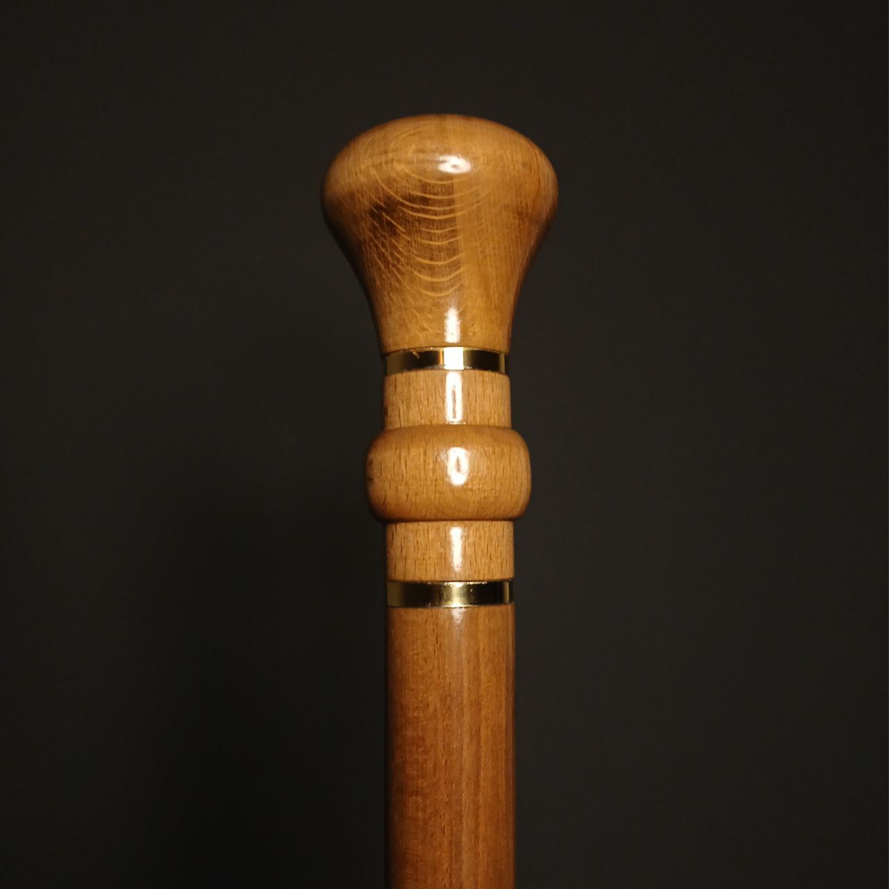 عصا شاهی شمشیر دار مدل سام — عصای دست‌ ساز از چوب راش گرجستان با دستهٔ شاهی و پرداخت کهربایی، طول ۹۲ سانتی‌ متر