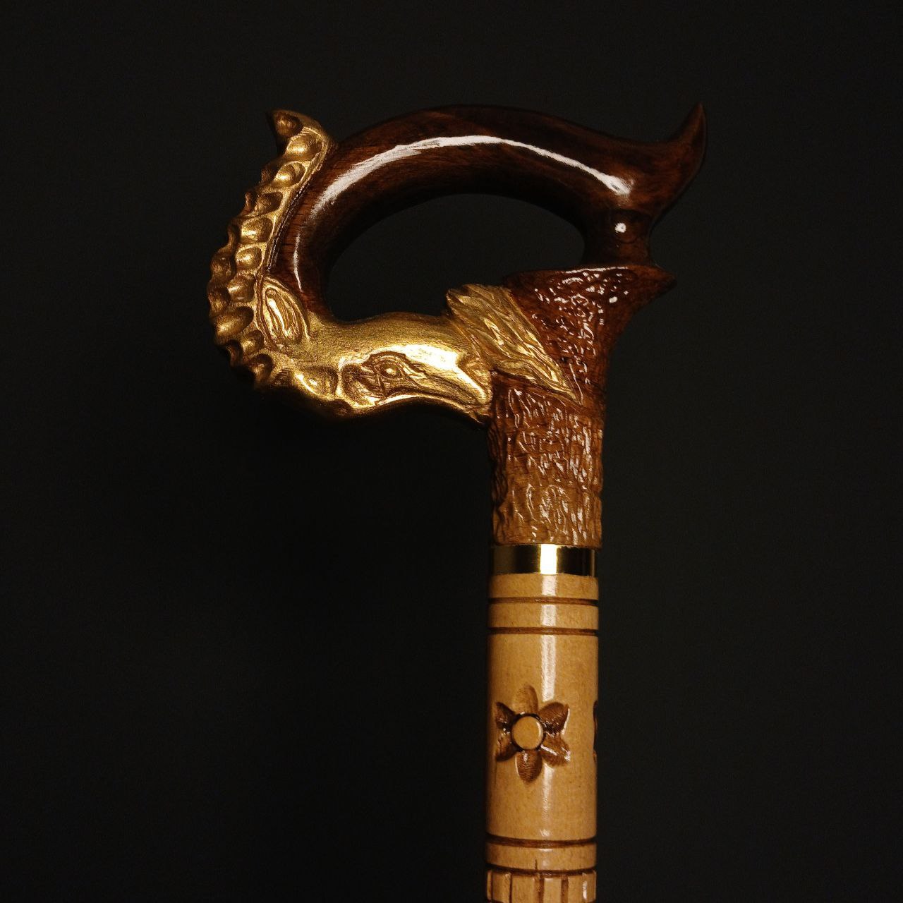 جزئیات منبت‌ کاری و شبکه‌ کاری روی بدنه‌ی عصا مدل مارین