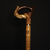 نمای بسته از دستهی چوب راش گرجستان با طرح طلایی اسب دریایی