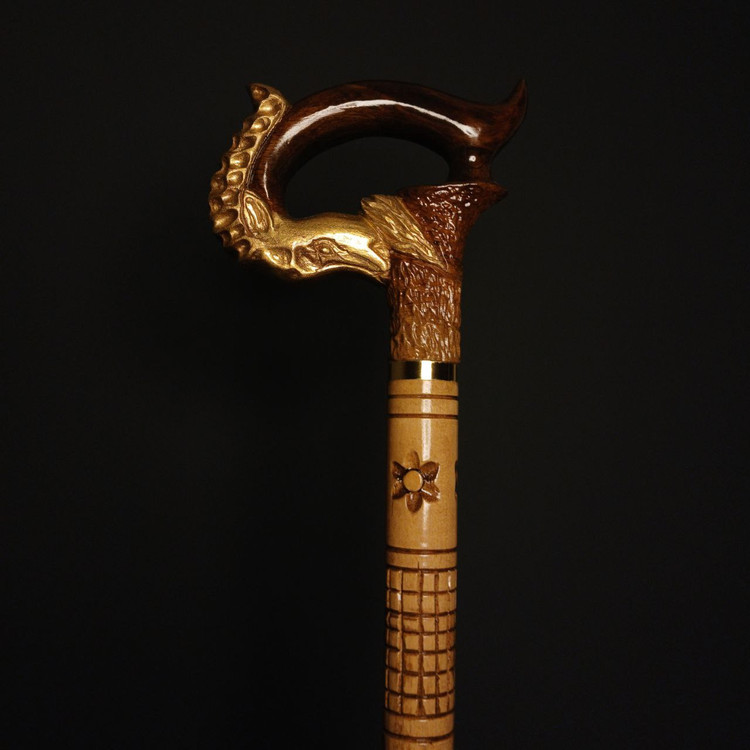 نمای بسته از دستهی چوب راش گرجستان با طرح طلایی اسب دریایی