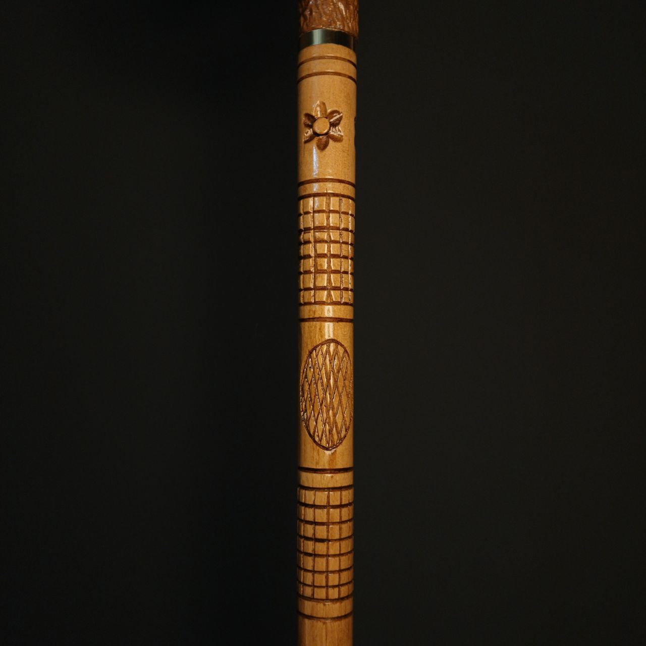 عصا مدل مارین با دسته‌ی چوبی طرح اسب دریایی و حلقه‌ی طلایی – گالری عصاخان