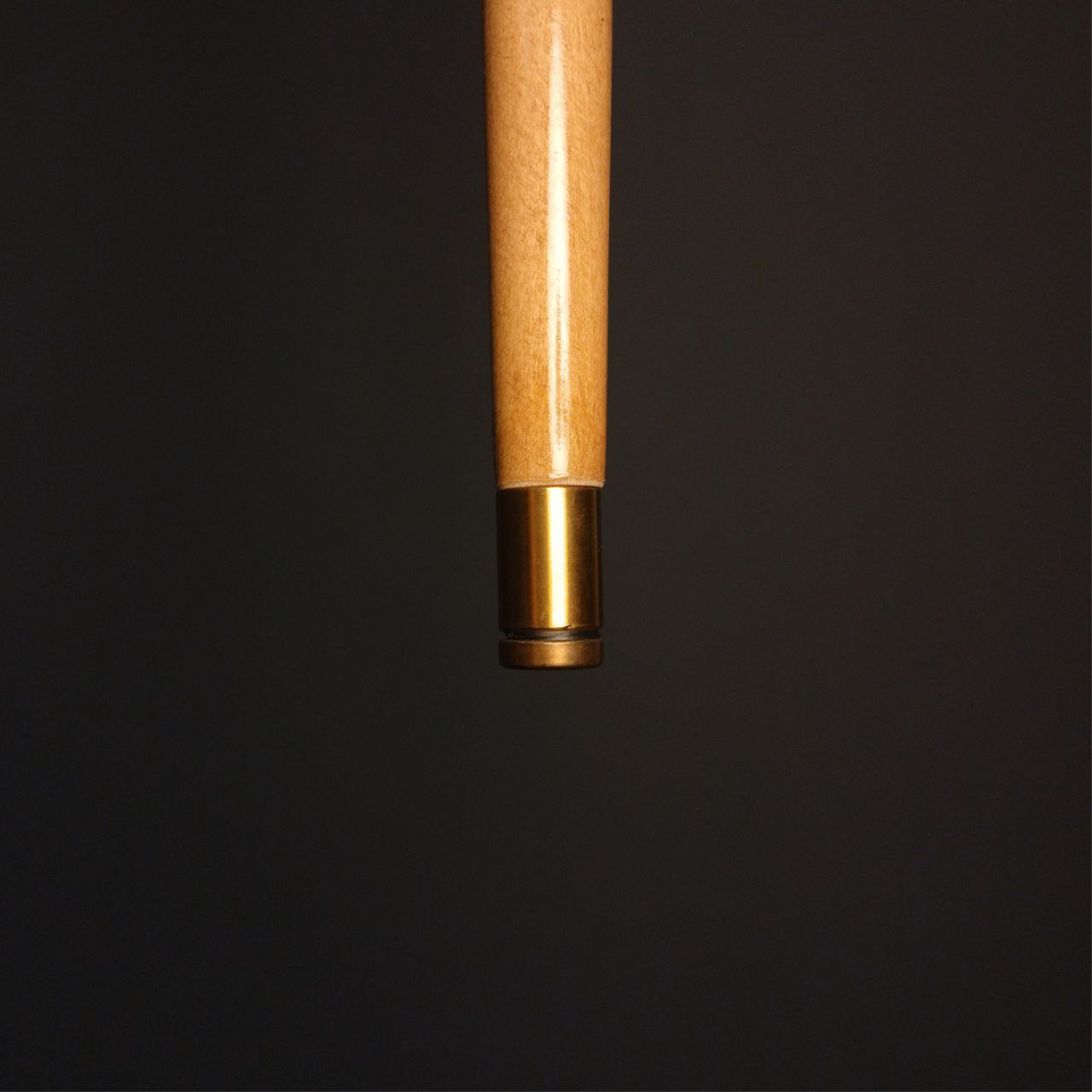 نمای نزدیک از جزئیات ظریف منبت‌کاری دسته‌ی عصا مدل مارین با درخشش طلایی و بافت طبیعی چوب راش گرجستان