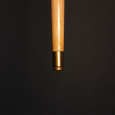 نمای نزدیک از جزئیات ظریف منبتکاری دستهی عصا مدل مارین با درخشش طلایی و بافت طبیعی چوب راش گرجستان