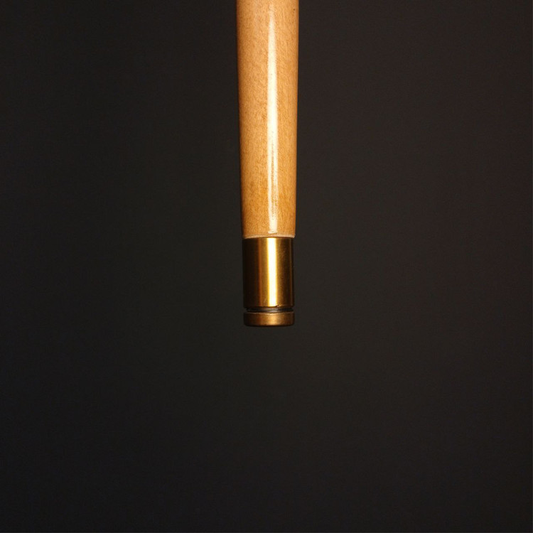 نمای نزدیک از جزئیات ظریف منبتکاری دستهی عصا مدل مارین با درخشش طلایی و بافت طبیعی چوب راش گرجستان